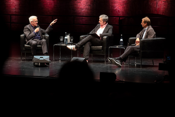 v.l.n.r.: Ministerpräsident Winfried Kretschmann, Arnd Zeigler und Jürgen Klinsmann (Bild: Staatsministerium Baden-Württemberg)