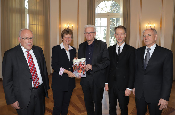 v.l.n.r.: Dr. h.c. Rudolf Böhmler, Dr. Gisela Meister-Scheufelen, Ministerpräsident Winfried Kretschmann, Staatssekretär Dr. Florian Stegmann und Bernhard Bauer bei der Übergabe der Studie(Bild: Staatsministerium Baden-Württemberg)