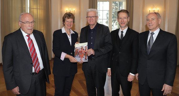 v.l.n.r.: Dr. h.c. Rudolf Böhmler, Dr. Gisela Meister-Scheufelen, Ministerpräsident Winfried Kretschmann, Staatssekretär Dr. Florian Stegmann und Bernhard Bauer bei der Übergabe der Studie(Bild: Staatsministerium Baden-Württemberg)