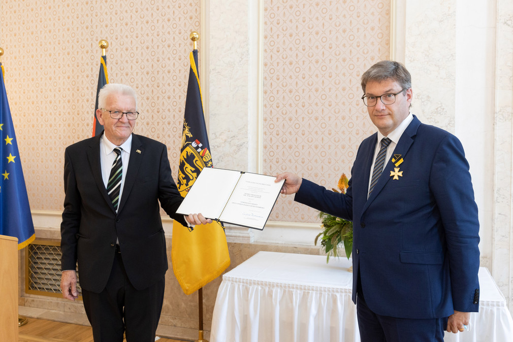 Ministerpräsident Winfried Kretschmann (l.) und Prof. Dr. Eckart Köhne (r.)