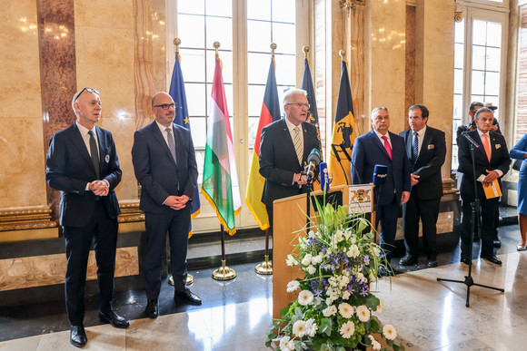 Ministerpräsident Winfried Kretschmann (Mitte) bei seiner Ansprache