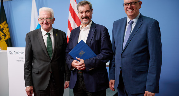 von links nach rechts: Baden-Württembergs Ministerpräsident Winfried Kretschmann, Bayerns Ministerpräsident Dr. Markus Söder und Bremens Bürgermeister Dr. Andreas Bovenschulte bei einer gemeinsamen Pressekonferenz in Berlin.