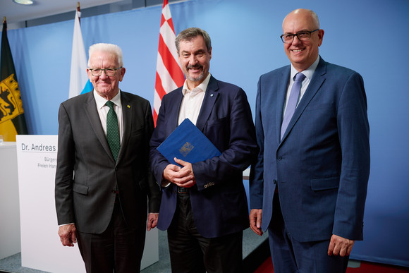 Raumfahrt Stärkung der deutschen Raumfahrt von links nach rechts: Baden-Württembergs Ministerpräsident Winfried Kretschmann, Bayerns Ministerpräsident Dr. Markus Söder und Bremens Bürgermeister Dr. Andreas Bovenschulte bei einer gemeinsamen Pressekonferenz in Berlin.