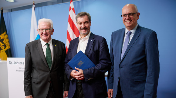 Pressekonferenz Stärkung der deutschen Raumfahrt von links nach rechts: Baden-Württembergs Ministerpräsident Winfried Kretschmann, Bayerns Ministerpräsident Dr. Markus Söder und Bremens Bürgermeister Dr. Andreas Bovenschulte bei einer gemeinsamen Pressekonferenz in Berlin.