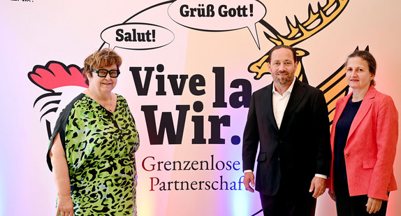 von links nach rechts: Brigitte Torloting (Vize-Präsidentin der Region Grand Est), Staatssekretär Florian Haßler und Caroline Krajka (Generalkonsulin Frankreichs in Stuttgart und Leiterin der Außenstelle des Institut français)
