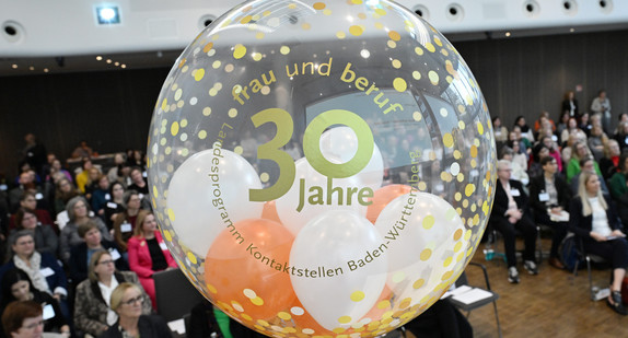 Transparenter Ball mit Aufschrift zum 30-jährigen Jubiläum des Landesprogramms Kontaktstellen Frau und Beruf 