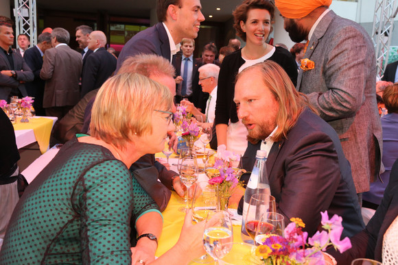 Der Vorsitzende der Grünen-Bundestagsfraktion Anton Hofreiter (r.) und die baden-württembergische Finanzministerin Edith Sitzmann (l.) im Gespräch.