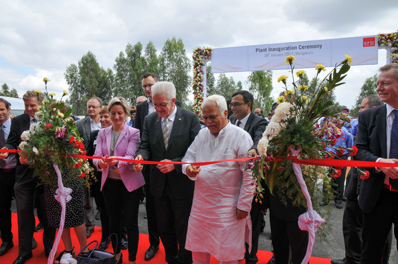 Einweihung der neuen Fabrikhalle bei der Firma EFD Induction Pvt. Ltd. in Bangalore - v.l.n.r.: Wirtschaftsministerin Nicole Hoffmeister-Kraut, Ministerpräsident Winfried Kretschmann und der Industrieminister von Karnataka, R. V. Deshpande, beim Durchschneiden eines Bandes