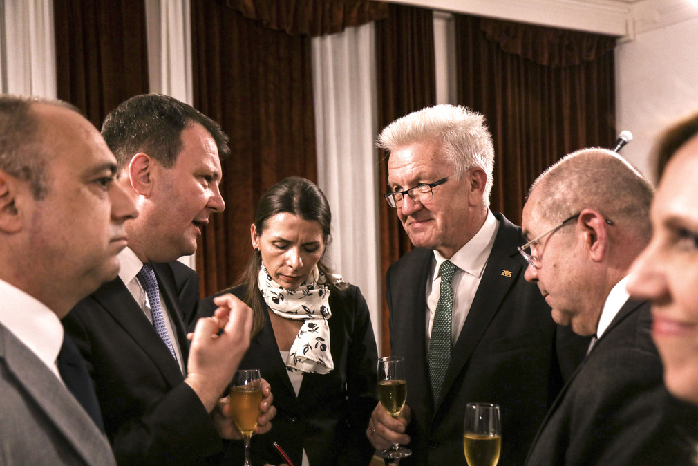Ministerpräsident Winfried Kretschmann (3.v.r.) bei einen Abendempfang am 17. April 2018 in Novi Sad im Gespräch mit dem Präsidenten der Regierung der Autonomen Provinz Vojvodina, Igor Mirović (2.v.l.)
