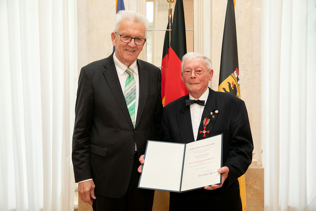 Ministerpräsident Winfried Kretschmann (l.) und Ernst Schiebel (r.) (Bild: Staatsministerium Baden-Württemberg)