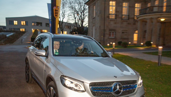 Ministerpräsident Winfried Kretschmann (l.) und Daimler-Vorstand Ola Källenius (r.) bei der Probefahrt. (Bild: Staatsministerium Baden-Württemberg)