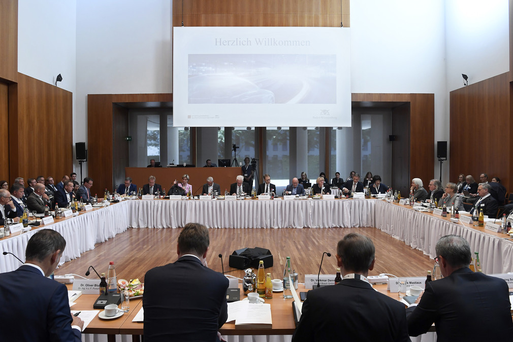 Top-Level-Meeting des Strategiedialogs Automobilwirtschaft BW (Bild: © e-mobil BW / Studio KD Busch)