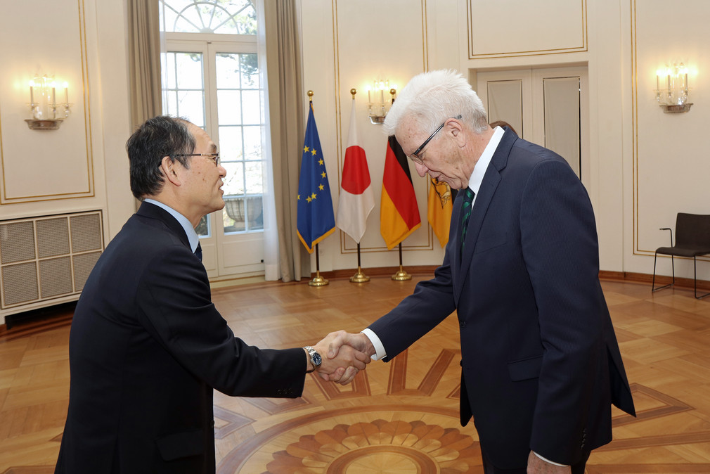 Ministerpräsident Winfried Kretschmann (rechts) begrüßt den japanischen Botschafter Hidenao Yanagi (links).