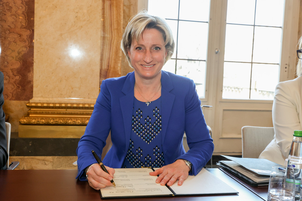 Dr. Nicole Hoffmeister-Kraut, Ministerin für Wirtschaft, Arbeit und Tourismus, bei der Unterzeichnung des Bündnisses