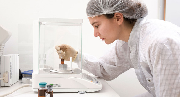 Eine Frau führt in einem Labor eine Untersuchung durch.