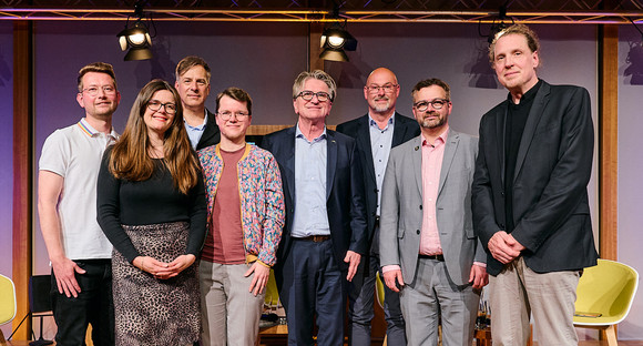 Themenreihe Digitale Hetze, reale Gewalt – Wie stoppen wir den Hass gegen LSBTQIA+? V.l.n.r.: Sören Landmann-Korsten, LSBTI-Beauftragter Stadt Mannheim, Katja Jäger, Geschäftsführerin vom SchwuZ , Moderator Holger Wicht, Kalle Hümpfner, Bundesverband *trans, Gesundheitsminister Manne Lucha, Thomas Ulmer von VelsPol Süd, Daniel Mouratidis und Prof. Dr. Mark Coester, HWR Berlin