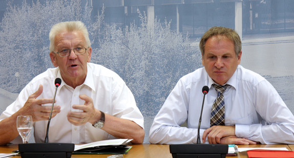 Ministerpräsident Winfried Kretschmann (l.) und Innenminister Reinhold Gall (r.) bei der Regierungspressekonferenz am 4. Juni 2013 im Landtag in Stuttgart
