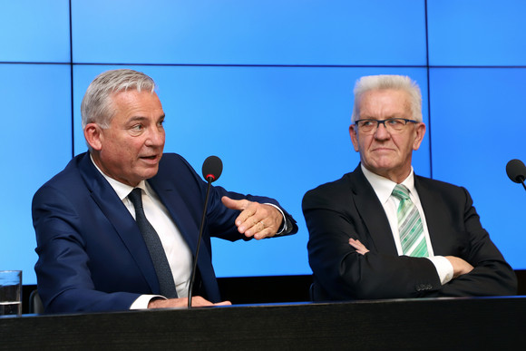 Ministerpräsident Winfried Kretschmann (r.) und Innenminister Thomas Strobl (l.) (Bild: Staatsministerium Baden-Württemberg)