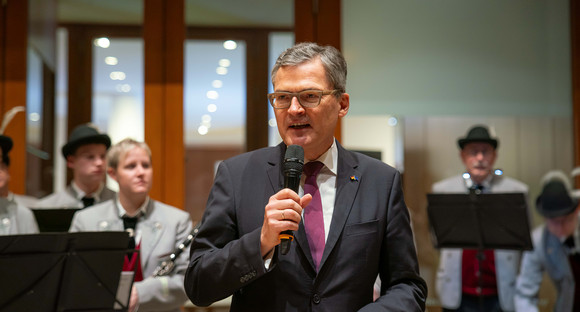 Roderich Kiesewetter MdB bei seiner Rede auf dem Vorplatz der Landesvertretung