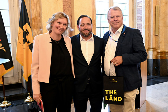 von links nach rechts: Moderatorin Katja Reinhardt, Staatssekretär Florian Hassler und Urs Robert Schnider, Generalkonsul der Schweiz