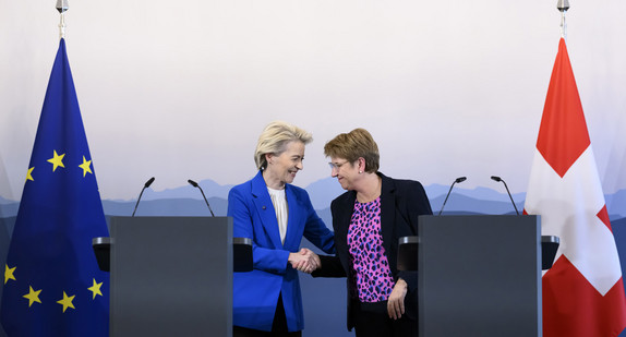 Die Schweizer Bundespräsidentin Viola Amherd (rechts) schüttelt der Präsidentin der Europäischen Kommission, Ursula von der Leyen (links), nach einer Pressekonferenz die Hand.