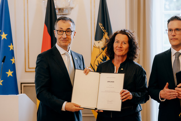 Ministerpräsident Cem Özdemir (links) und Petra Krebs (rechts), Staatssekretärin im Ministerium für Soziales, Arbeit und Gesundheit