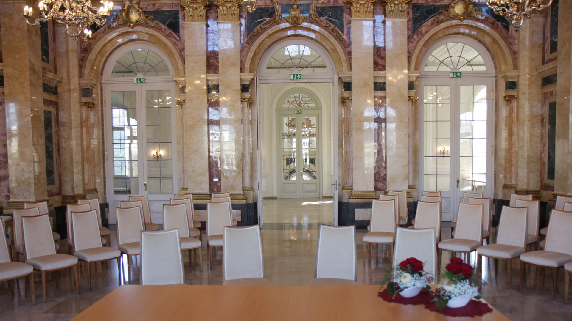 Der Marmorsaal im Neuen Schloss in Stuttgart aus der Sicht des Standesbeamten
