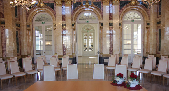 Der Marmorsaal im Neuen Schloss in Stuttgart aus der Sicht des Standesbeamten