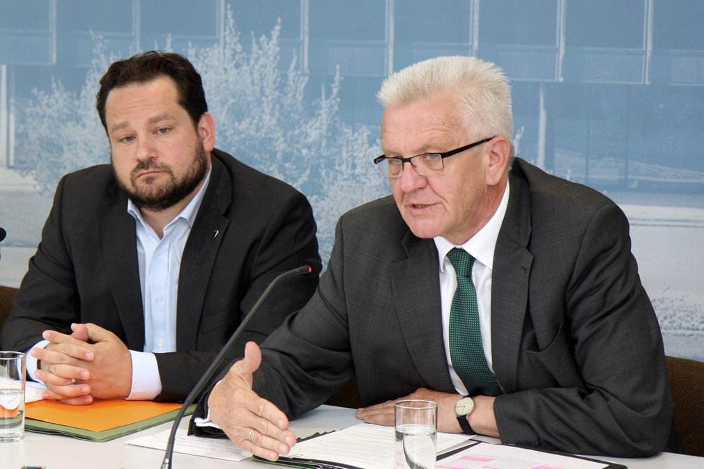Ministerpräsident Winfried Kretschmann (r.) und Verbraucherminister Alexander Bonde (l.)