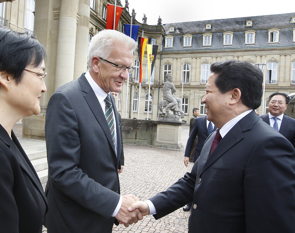 Ministerpräsident Winfried Kretschmann (M.) begrüßt Gouverneur Qiufa Chen (r.)