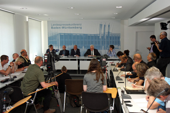 v.l.n.r.: Regierungssprecher Rudi Hoogvliet, Verkehrsminister Winfried Hermann, Innenminister Thomas Strobl, Ministerpräsident Winfried Kretschmann und LPK-Vorsitzende Barbara Schlegel mit Journalistinnen und Journalisten bei der Regierungspressekonferenz