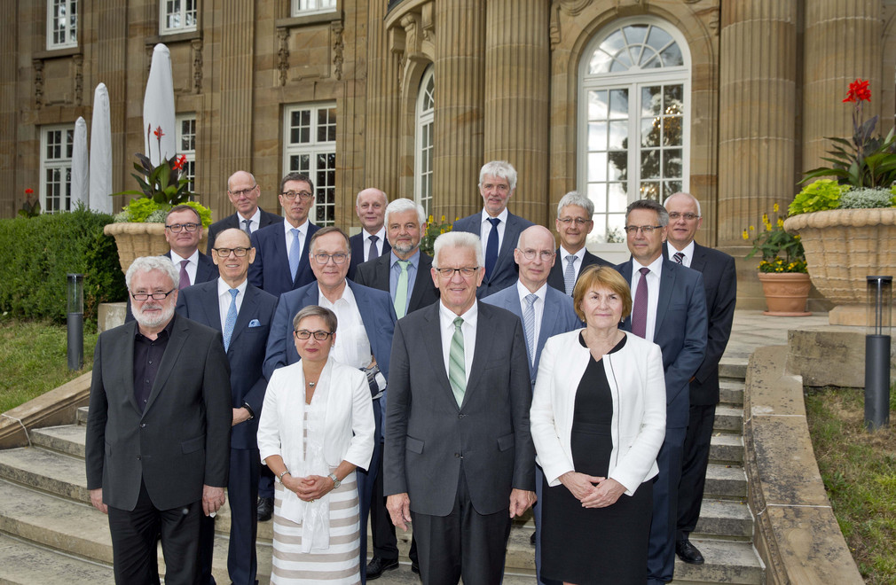 Gruppenfoto mit Ministerpräsident Winfried Kretschmann (1. Reihe, 2.v.r.)