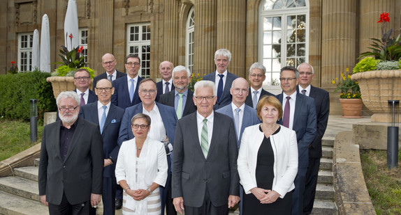 Gruppenfoto mit Ministerpräsident Winfried Kretschmann (1. Reihe, 2.v.r.)