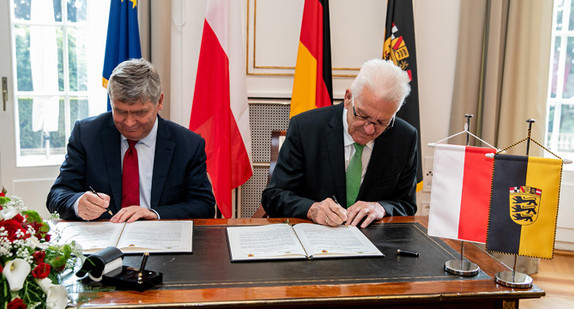 Ministerpräsident Winfried Kretschmann (r.) und Woiwodschaftsmarschall Witold Stępień (l.)