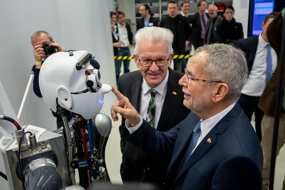 Der österreichische Bundespräsident Dr. Alexander Van der Bellen (r.) und Ministerpräsident Winfried Kretschmann (l.) betrachten beim Cyber Valley am Max-Planck-Institut für Intelligente Systeme in Tübingen den Roboter Apollo. (Bild: Staatsministerium Baden-Württemberg)