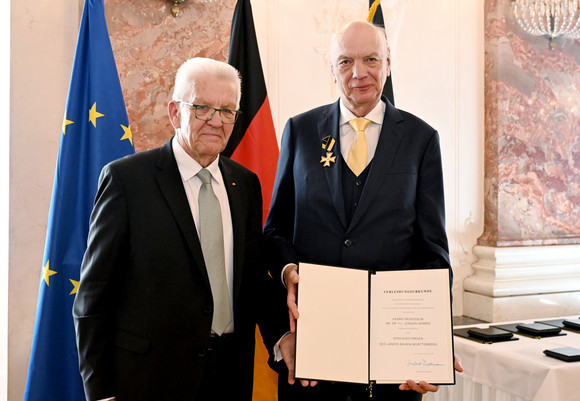 Auszeichnung Verdienstorden des Landes an 24 verdiente Persönlichkeiten Ministerpräsident Winfried Kretschmann (links) und Prof. Dr. Dr. h.c. Jürgen Hennig (rechts)