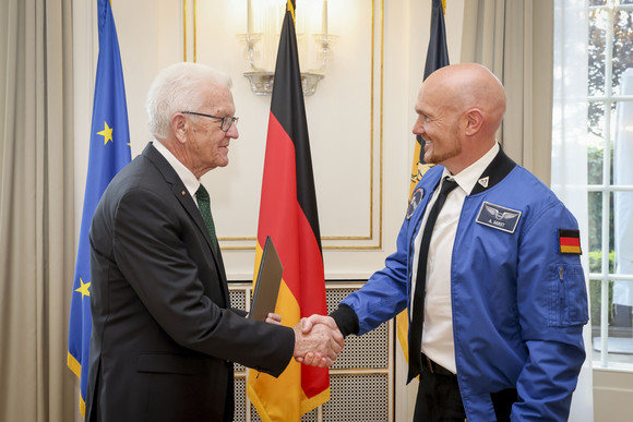 Auszeichnung Ehrentitel Professor an Dr. Alexander Gerst verliehen Ministerpräsident Winfried Kretschmann (links) und Dr. Alexander Gerst (rechts)