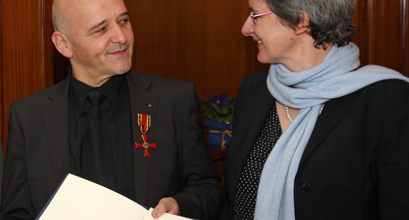 Die Ministerin im Staatsministerium, Silke Krebs (r.), und Werner Englert (l.) anlässlich der Ordensübergabe