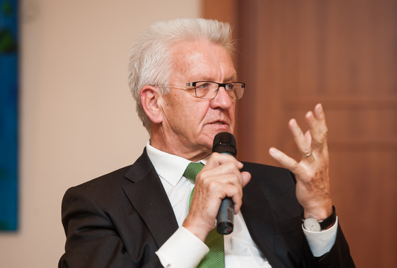 Ministerpräsident Winfried Kretschmann bei einer Podiumsdiskussion in der baden-württembergischen Landesvertretung in Brüssel (Quelle: Vertretung des Landes Baden-Württemberg bei der Europäischen Union/FKPH).