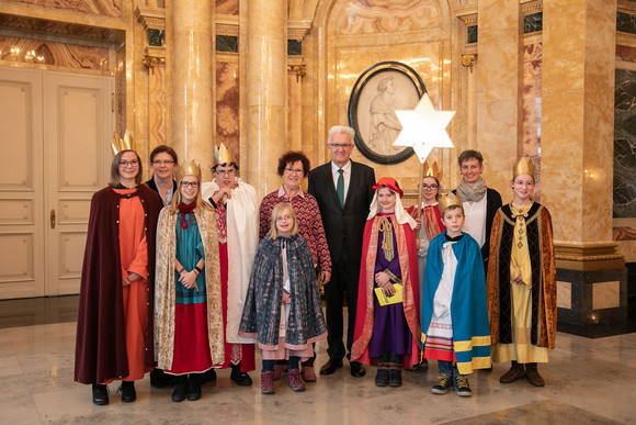 Ministerpräsident Winfried Kretschmann und seine Frau Gerlinde (M.) mit den Sternsingern der Kirchengemeinde St. Josef (Esslingen) (Bild: Staatsministerium Baden-Württemberg)