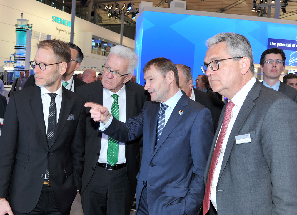 Ministerpräsident Winfried Kretschmann (2.v.l.) besucht den Stand der Siemens AG (Bild: Staatsministerium Baden-Württemberg)