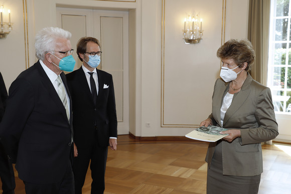 v.l.n.r.: Ministerpräsident Winfried Kretschmann, Staatsminister Dr. Florian Stegmann und Dr. Gisela Meister-Scheufelen, Vorsitzende des Normenkontrollrats Baden-Württemberg.