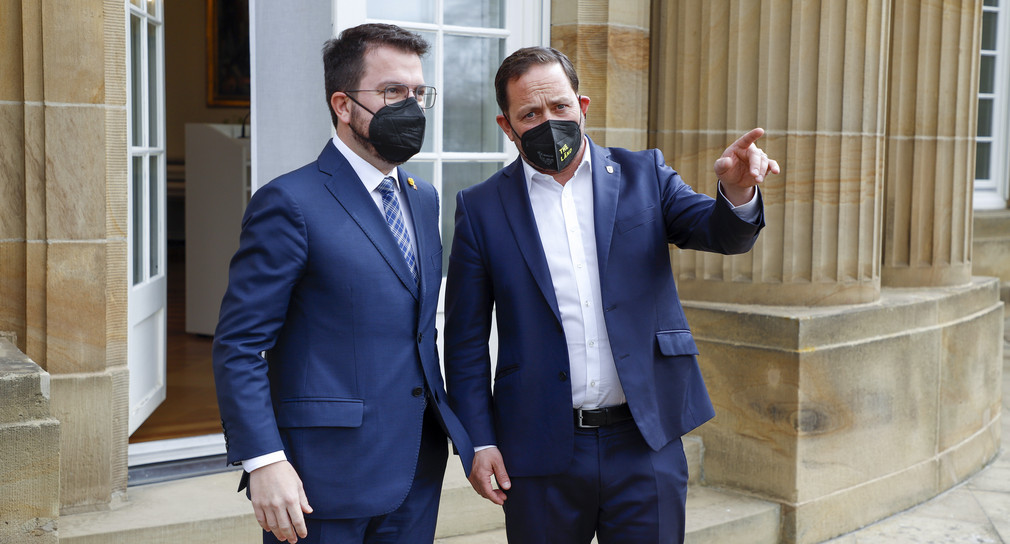 Staatssekretär Florian Hassler (rechts) und der Präsident der Generalitat von Katalonien, Pere Aragonès (links), vor der Villa Reitzenstein in Stuttgart