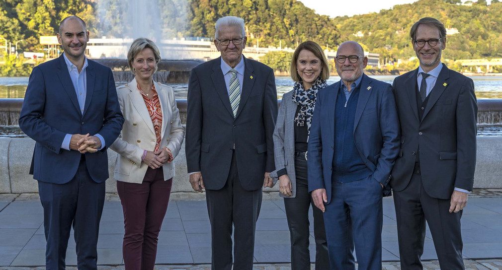 von links nach rechts: Finanzminister Dr. Danyal Bayaz, Wirtschaftsministerin Dr. Nicole Hoffmeister-Kraut, Ministerpräsident Winfried Kretschmann, Wissenschaftsministerin Petra Olschowski, Verkehrsminister Winfried Hermann und Staatsminister Dr. Florian Stegmann in Pittsburgh