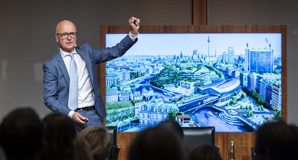 Dipl.-Meteorologe Karsten Schwanke bei der Veranstaltung zum Thema Klimaschutz in der Landesvertretung Baden-Württemberg, aufgenommen in Berlin, 27.11.2025.