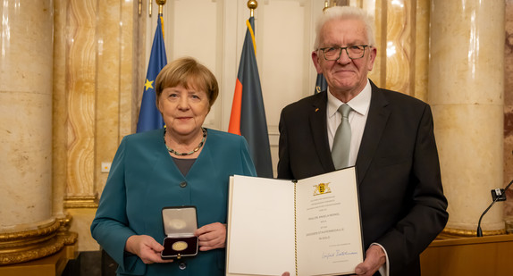 Bundeskanzlerin a. D. Dr. Angela Merkel (links) und Ministerpräsident Winfried Kretschmann (rechts)