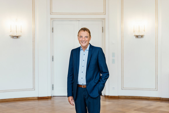 Portraitaufnahme des Staatsministers Jörg Krauss