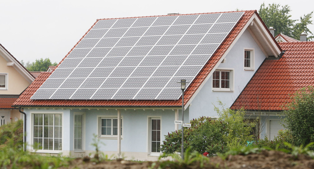 Ein mit Solarzellen ausgerüstetes Einfamilienhaus.