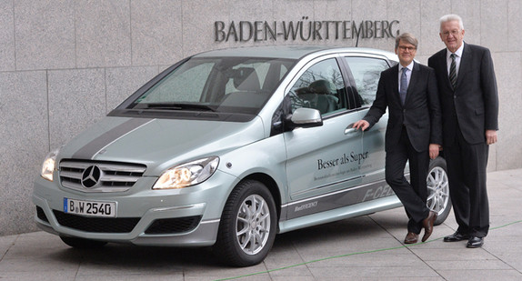 Ministerpräsident Winfried Kretschmann (r.) und Prof. Dr. Herbert Kohler (l.) von der Daimler AG bei der Übergabe einer Mercedes-Benz B-Klasse mit Brennstoffzellenantrieb am 12. Dezember 2013 vor der Landesvertretung Baden-Württemberg in Berlin.