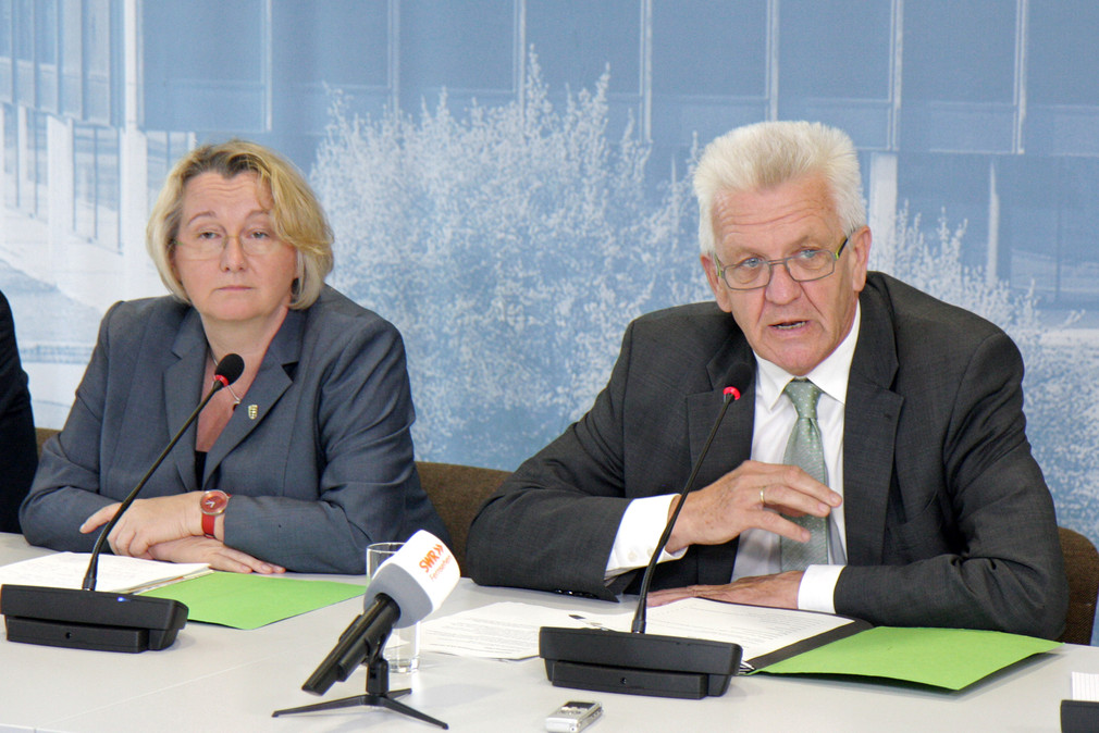 Ministerpräsident Winfried Kretschmann (r.) und Wissenschaftsministerin Theresia Bauer (l.) bei der Regierungspressekonferenz am 8. Juli 2014 in Stuttgart